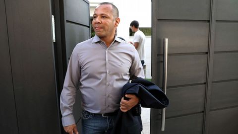 Neymar Da Silva padre abandona su domicilio rumbo al aeropuerto El Prat para trasladarse a Par�s