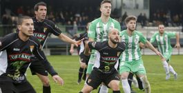 Chema Mato, en el centro y con barba, defiende a Juan Rodr�guez en el partido disputado en As Somozas. 