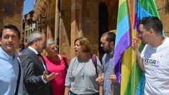 Wenceslao L�pez y Ana Taboada dialogan bajo la mirada de integrantes de Xega