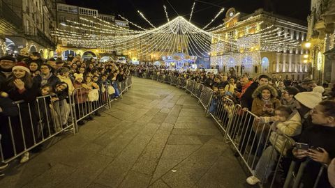Los pequeños, expectantes, esperando la entrada en la plaza