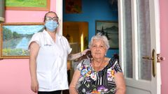 Antonia L�pez posa en su domicilio con �ngeles L�pez, la trabadora que se ocupa de ella. 