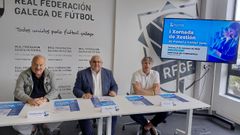 Presentaci&oacute;n de la Jornada de Gesti&oacute;n. De izquierda a derecha: Eduardo Blanco, presidente de Agaxede; Pablo Prieto, presidente de la RFGF; y Diego Batalla, secretario general de la RFGF.