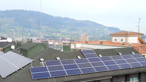 Placas solares en una comunidad de vecinos de Oviedo