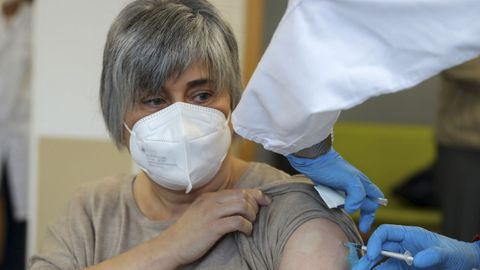 La Consejer�a de Salud ha comenzado este lunes a administrar la segunda dosis de refuerzo contra el coronavirus a los 13.600 usuarios de las residencias sociosanitarias de la comunidad