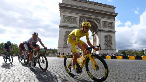 Pogacar rueda con su maillot amarillo por los Campos El�seos.
