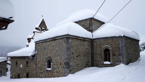 La iglesia del pueblo asturiano de Pajares. 