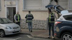 Agentes de la Polic�a Nacional este lunes investigando en el piso de la v�ctima