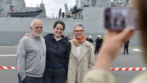 Familiares y amigos despiden a la dotaci�n de la fragata �lvaro de Baz�n.