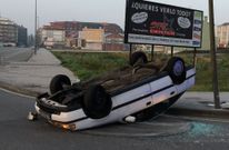 El veh�culo sustra�do volc� al entrar demasiado r�pido en una rotonda de Carballo.