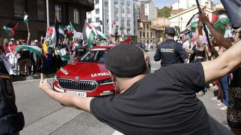  Manifestantes muestran su apoyo a Palestina y su rechazo a la participacin del equipo Israel Tech durante la decimocuarta etapa de la Vuelta ciclista a Espaa que se disputa este sbado sobre 135,9 kilmetros en Asturias con comienzo en Avils y final en las duras rampas del Alto de la Ferrapona, en los lagos de Somiedo