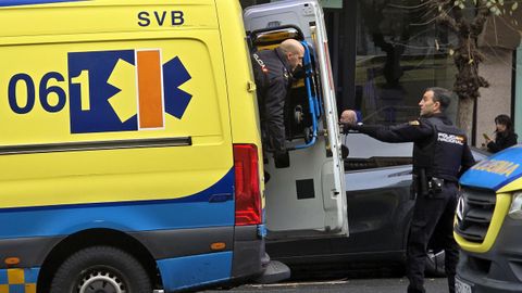 Efectivos desplazados a paseo de Ronda, en A Coru�a, tras una tentativa de homicidio