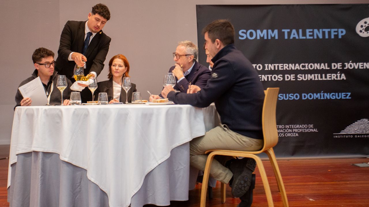 Borja Morgado, de un centro de Gijón, mejor sumiller en el Somm Talent FP celebrado en Pontevedra