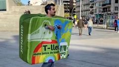 La campaa de Greenpeace arranca en Cangas do Morrazo. El protagonista toma el barco para cruzar la ra y llega a Vigo, donde descubre que es necesaria otra tarjeta.