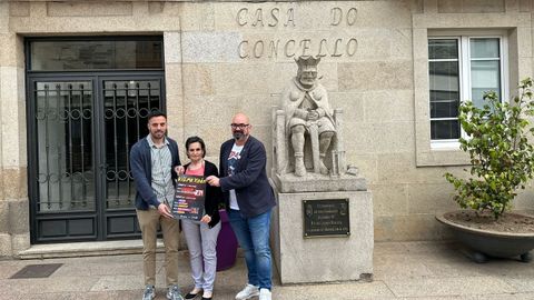 Los concejales Eugenia Valcrcel, Csar No y Efrn Castropresentando el cartel