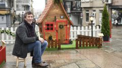 Luis Iglesias a la puerta de su creaci�n, una casa encantada en la aldea navide�a lalinense. 