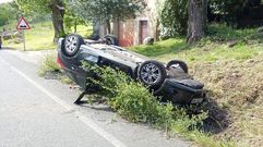 El coche accidentado qued� volcado en la cuneta