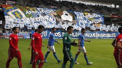 Salida de los jugadores en el Oviedo-Murcia de 2014