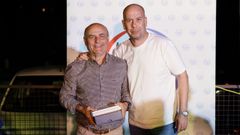 Todas las im�genes de la fiesta de fin de curso de Afiador.C�ndido G�mez recibiendo de Ra�l Rois el detalle por el ascenso del experimentado t�cnico con los juveniles del Ourense CF