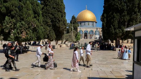 Policas israeles hacen de escolta a un grupo de judos en la Explanada de las Mezquitas.