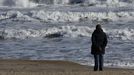 Una mujer contempla la playa en Valencia.