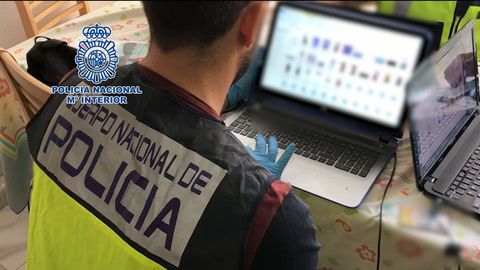 Un agente de la Policía revisa material pornográfico en un ordenador