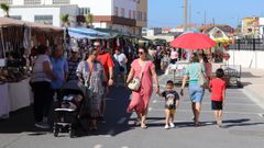 Numerosos vecinos y visitantes acudieron al primer mercadillo