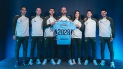 Gael Potti, entrenador de porteros del Celta de Vigo, segundo por la derecha, en la renovaci�n de Claudio Gir�ldez, acompa�ado por su cuerpo t�cnico