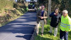 El alcalde, �ngel Mato, y la edila de Obras, Ana Lamas, en unos trabajos de aglomerado en Val�n