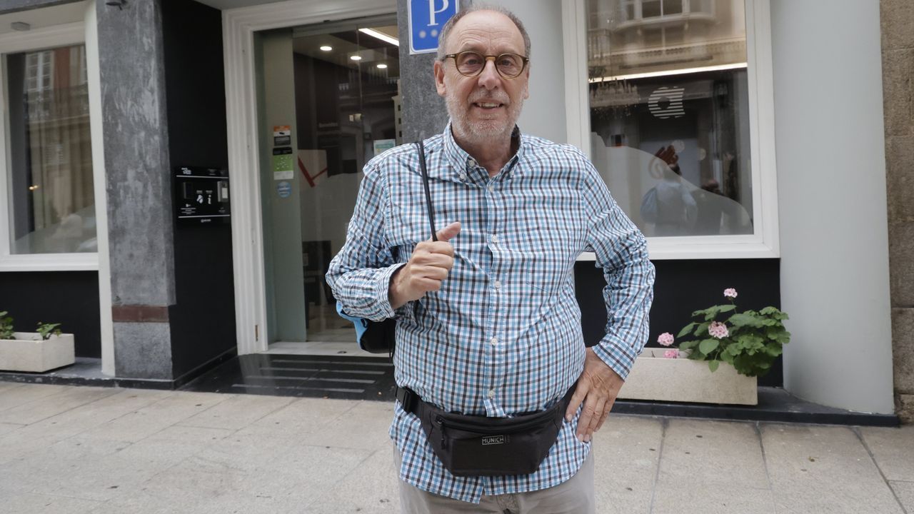 Turistas en A Coruña sobre la tasa: «Se paga en la mayoría de ciudades, es lo más normal y lo veo bien»