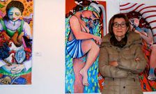 La pintora ferrolana Mar�a Jos� Leira entre sus retratos de mujeres.