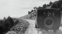 Federico Garca Lorca, a la izquierda, de camino a Madrid con los amigos de La Barraca
