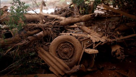Escombros amontonados junto a una casa despu�s de que estallara una presa propiedad de la minera brasile�a Vale SA, en Brumadinho