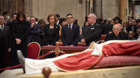 La reina emrita de Espaa, doa Sofa, y el ministro de la Presidencia, Relaciones con las Cortes y Memoria Democrtica, Flix Bolaos, durante la visita a la capilla ardiente del papa emrito