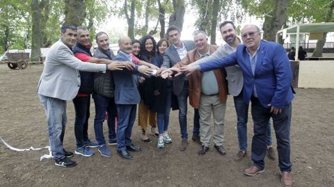 El alcalde de O Saviao, con los dems participantes en la inauguracin oficial