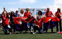 Una representaci�n de los aficionados del Atl�tico Osasuna recibi� el reconocimiento del p�blico