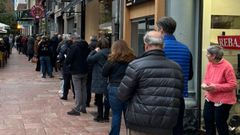 Cola en la sede del Centro Asturiano