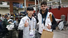 El viveirense Mateo Rubal Fanego, a la derecha de la imagen, durante la fase mundial del certamen, que se celebr� en Cleveland (Ohio); a su izquierda, el joven coreano que gan� el concurso de soldadura