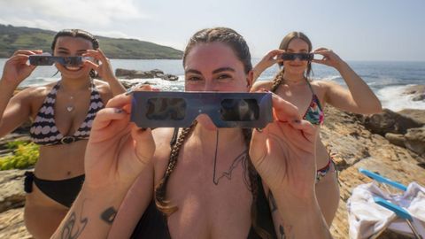 Fueron muchos los que aprovecharon la jornada de playa para ver el eclipse desde la arena. En la foto, en Cai�n.