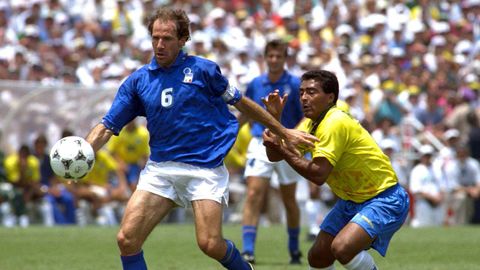 Franco Baresi, ante Romario, en un partido de la Copa del Mundo de 1994.