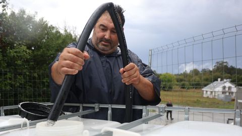 Carlos Bouza, vecino de Fornelos, carga un dep�sito de agua en uno de los puntos de acopio habilitados por el Concello para abastecer a varias viviendas