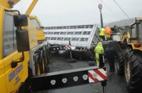 Los trabajos para tratar de sacar el remolque de la cuneta se prolongaron varias horas. 