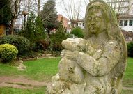 Es la segunda vez que alguien da�a la escultura de la vieja Frigsa.