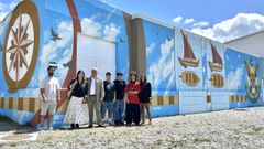 Santiago Freire y Laura Salgado, acompaados por los artfices de la obra en la inauguracin del mural.