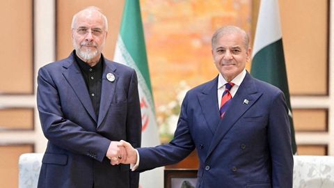 El l&iacute;der del Parlamento iran&iacute;, Mohamad Bagher Ghalibaf, con el primer ministro pakistan&iacute;, Shehbaz Sharif