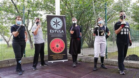 Miembros de ACADE practican esgrima hist�rica