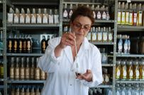 Ana Isabel Fern�ndez, midiendo el grado del orujo. 