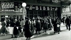 RETROSPECTIVA DE SEPTIEMBRE DE 1956 CON GENTE HACIENDO COLA DELANTE DE LA TAQUILLA DEL CINE TEATRO COLON PARA VER LA PELICULA ''SISI''.

