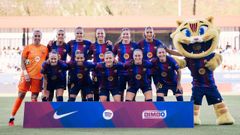 La sonense (abajo a la derecha) posa con el equipo titular del Barcelona en el estadio Johan Cruyff.