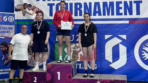 Ana Ferro, no alto do podio de menos de 76 quilogramos sub-20 do Torneo Internacional Italia Stallion de loita feminina.