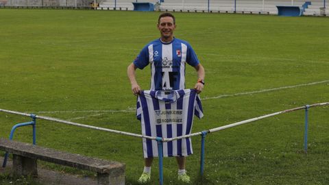 Marcos posa en As Valgas con dos de las camisetas quer visti durante 40 aos al servicio del Iberia CF.